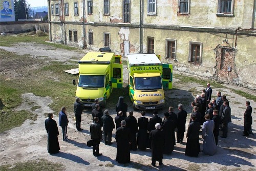 Єпископ-капелан Михаїл Колтун освятив два реанімобілі для воїнів АТО.(ФОТО)